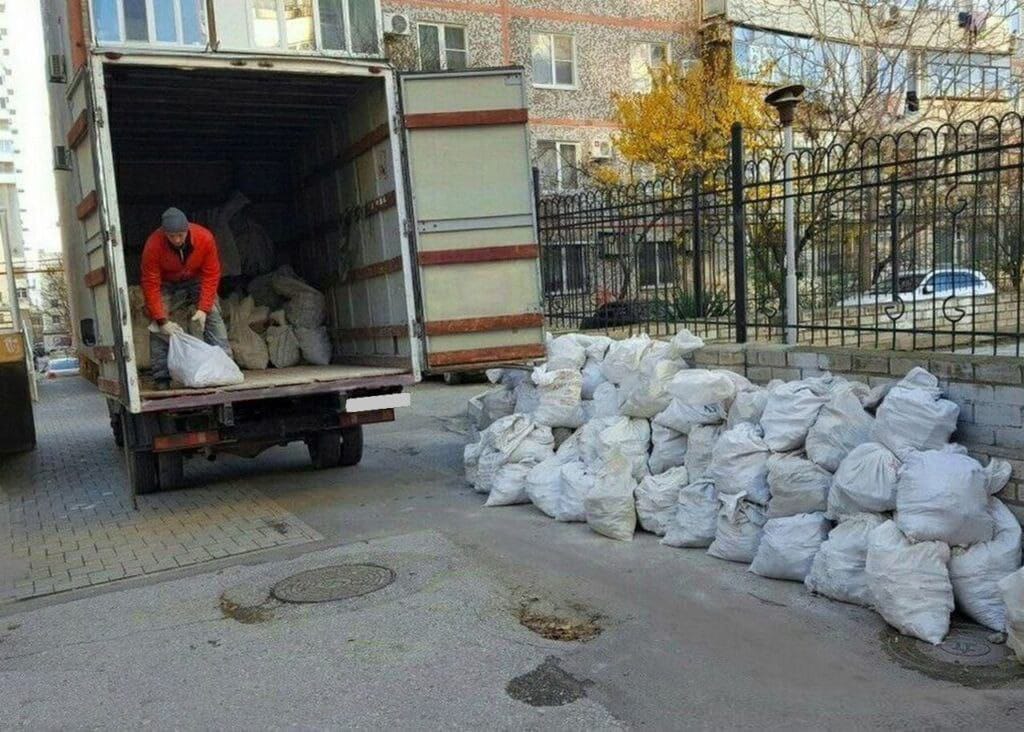 Вывоз мешков с мусором